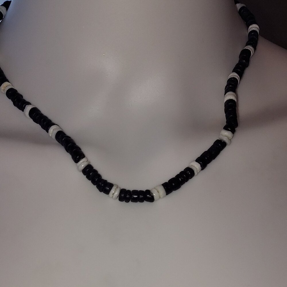 NWOT Black & white necklace